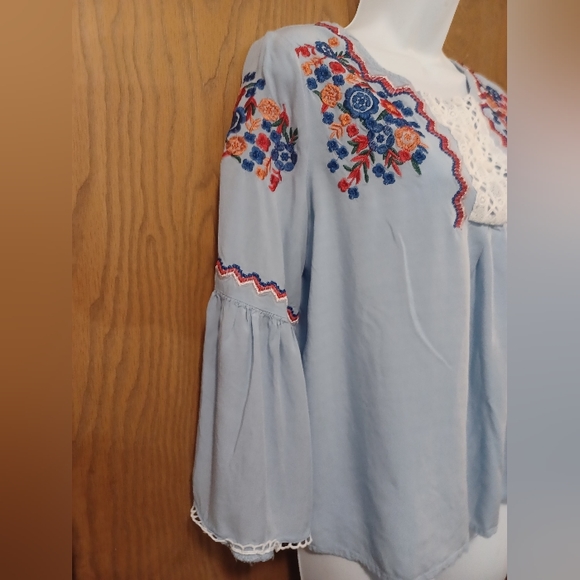 New small floral embroidered lace cutout bell sleeve blouse - Picture 6 of 8